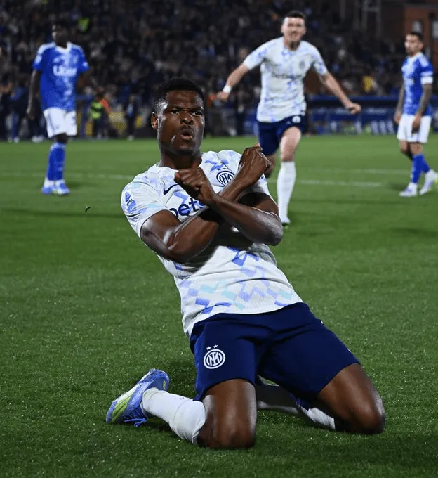 华体育app官网登录-科莫3-4国际米兰全场数据：射门24-7，绝对机会4-0