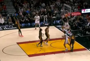 华体育app官网登录-凯沙德-约翰逊双手暴扣连拿4分，热火次节领先老鹰16分